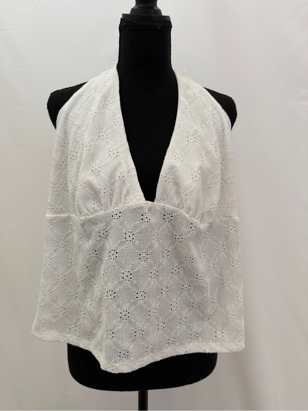 Wild Fable Women white eyelet halter top Open Back Size XXL